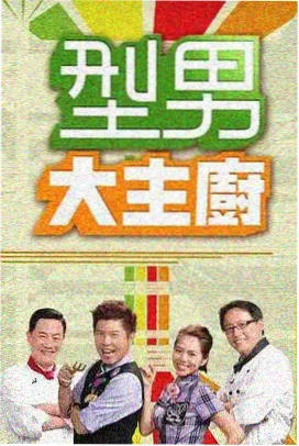 母亲陪孩子在球场练习运动的画面